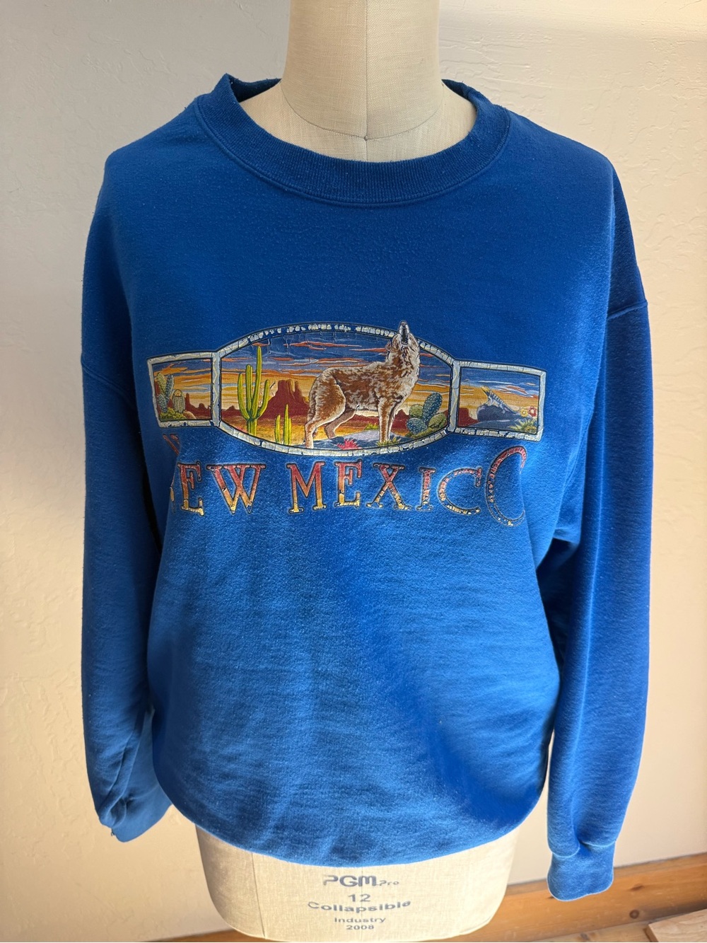 Vintage New Mexico Coyote Graphic Sweatshirt - Royal Blue XL